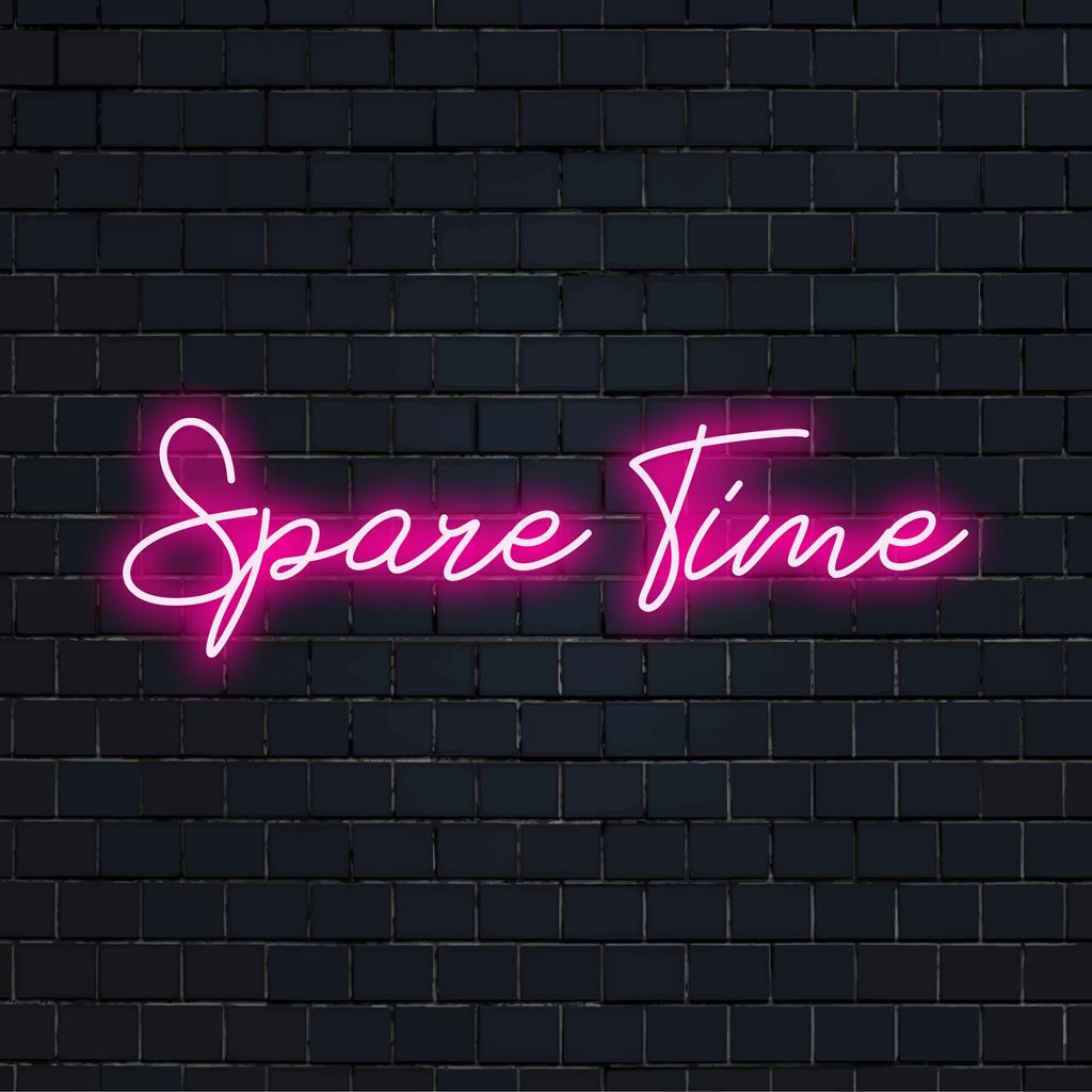 Anpassad LED-neonskylt som anger "Spare Time" i levande, visuellt slående neonljusdekor för personlig utrymmesförbättring.