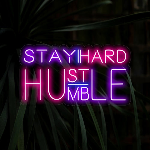 "Stay Humble Hustle Hard Neon Sign" utstrålar motivation med sitt glödande mantra, vilket skapar en atmosfär som uppmuntrar både ödmjukhet och hårt arbete i ditt utrymme.