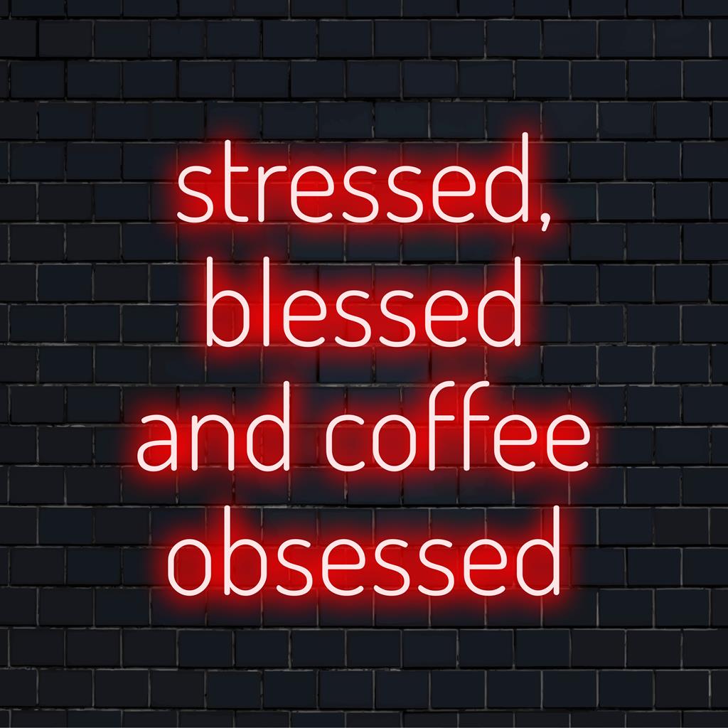 Anpassad LED neonskylt som läser Stressad, välsignad och kaffebesatt, perfekt för väggkonst och unik ljusdekor.