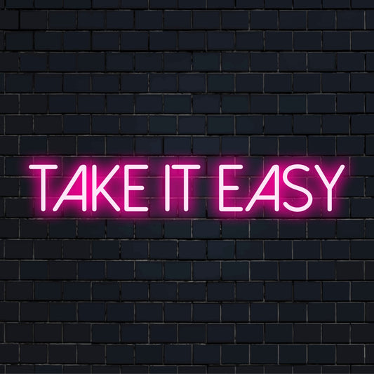 Livlig anpassad LED-neonskylt för en avslappnad atmosfär med frasen Take It Easy. Perfekt neoncitatkonst för alla utrymmen.