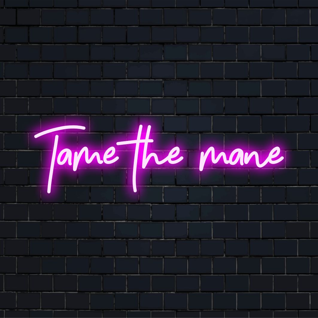 Levande LED-skyltar med "Tame The Mane", som ger en personlig glöd till alla utrymmen. Anpassad konst med neonglans.