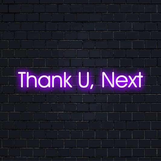 Skräddarsydd LED-neonskylt som visar Thank U, Next i levande ljuskonst; perfekt för modern inredning och stämningshöjning.