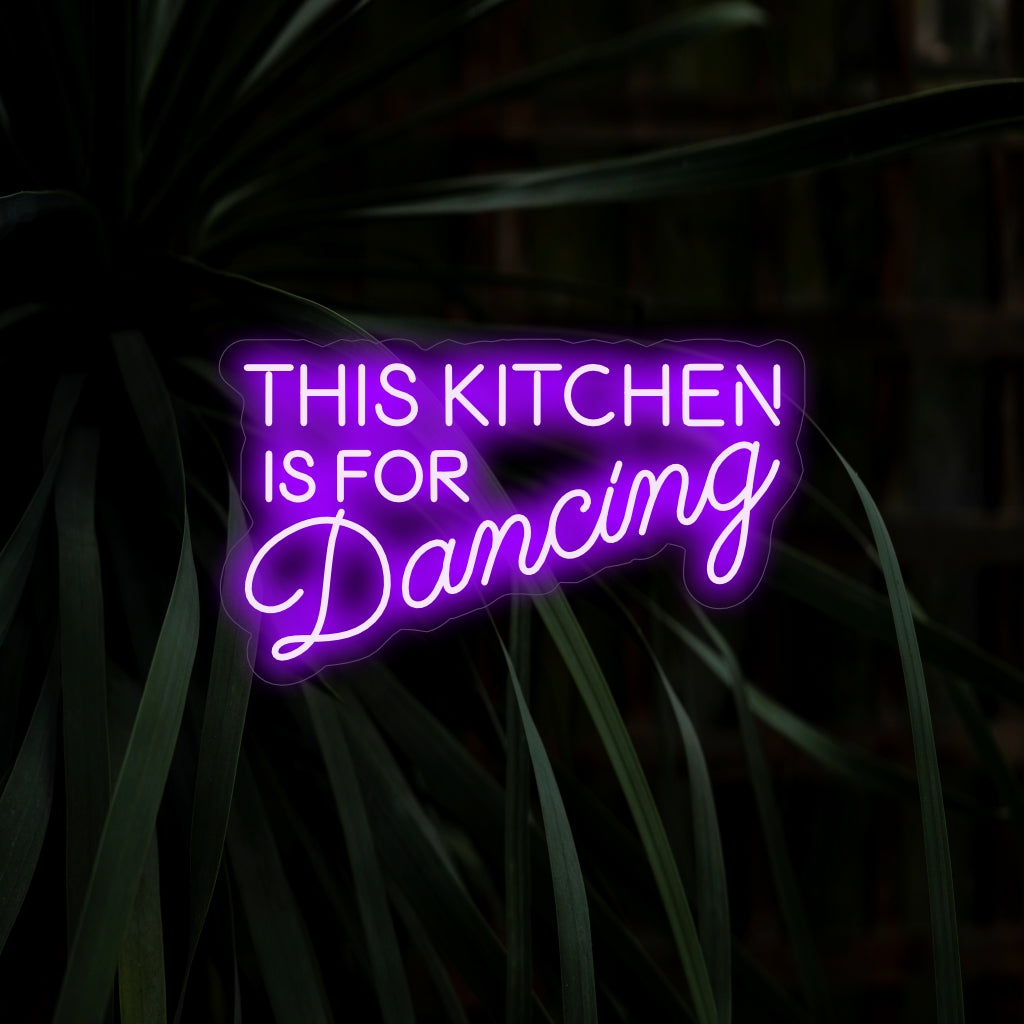 "This Kitchen Is For Dancing Neon Sign" tillför livlighet med sitt lekfulla budskap, som ger en levande glöd som uppmuntrar till glada stunder och dans i ditt köksutrymme.