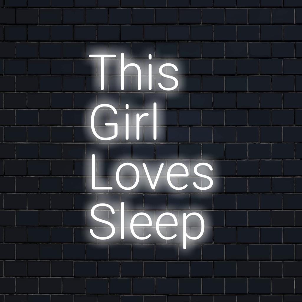 Anpassad LED-neonskylt som säger This Girl Loves Sleep med ett lekfullt teckensnitt, perfekt för mysig unik neonljusinredning.
