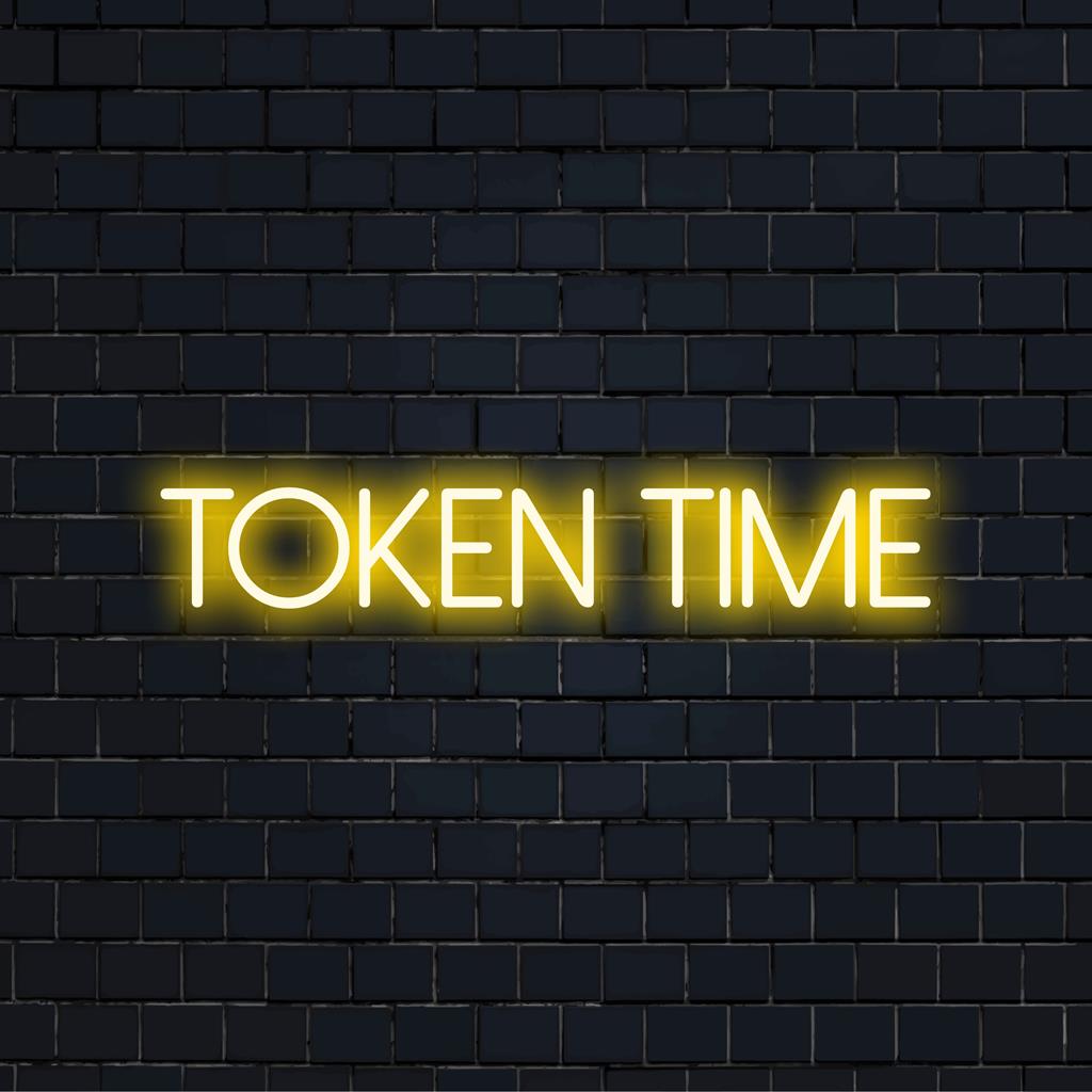 Anpassad LED-neonskylt med Token Time-text, perfekt för livfull inredning. Neonljus väggkonst som kombinerar stil och personalisering.