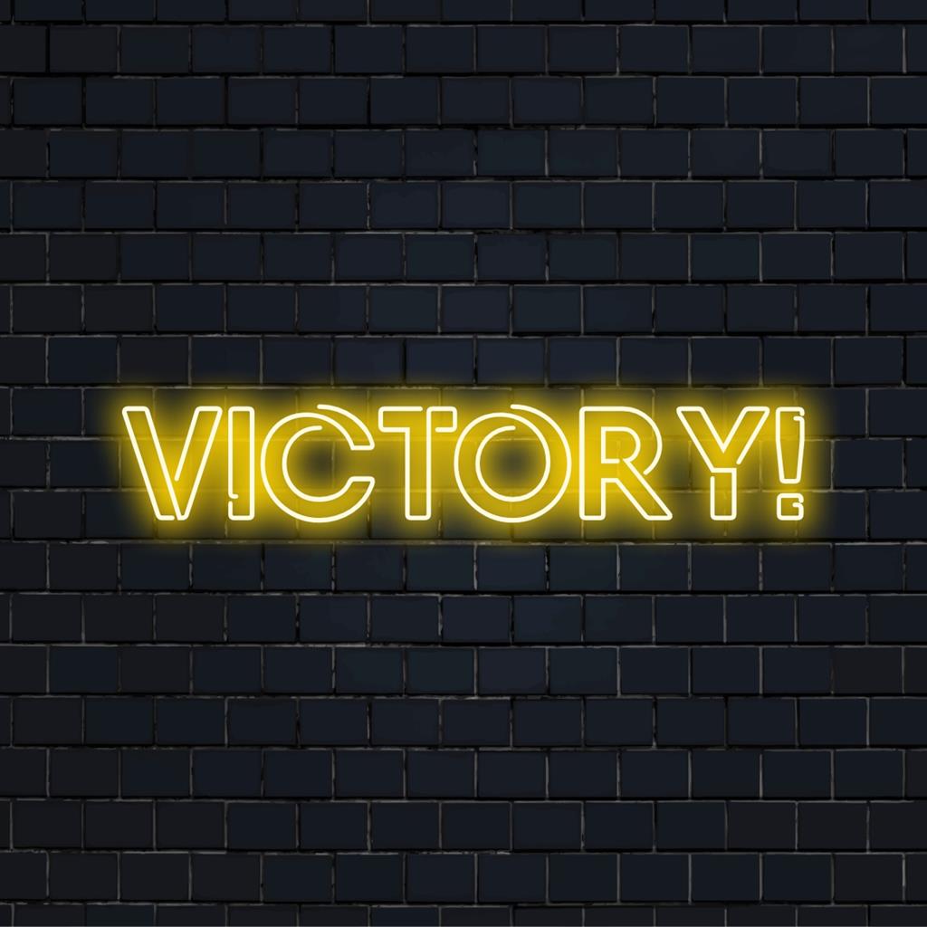 LED neonskylt med ordet Victory! i djärvt manus, lysande som ett personligt neonstatement.