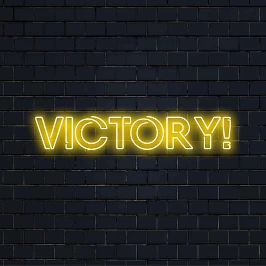 LED neonskylt med ordet Victory! i djärvt manus, lysande som ett personligt neonstatement.