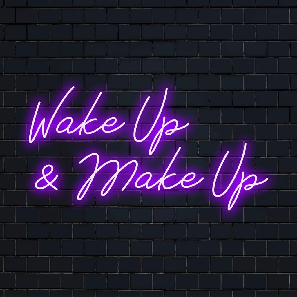 Anpassad LED-neonskylt glödande med kursiv text, Wake Up And Make Up, perfekt för skönhetsentusiaster och sminkrumsinredning.
