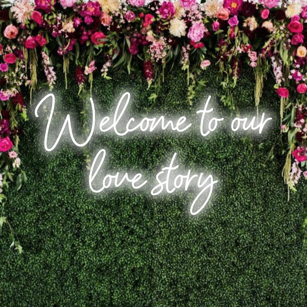 Anpassad LED-neonskylt med frasen Our Love Story glödande, perfekt för personlig neonheminredning.