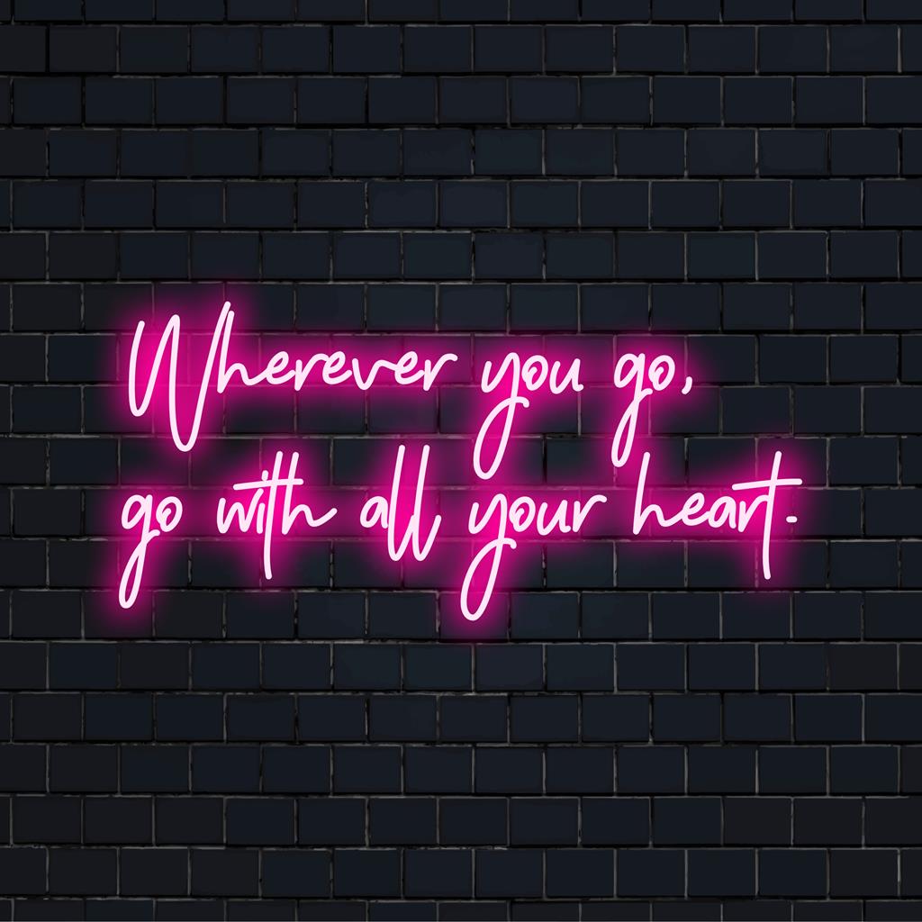 Anpassad LED-neonskylt med texten "Var du än går, gå med hela ditt hjärta", perfekt för inspirerande neoninredning hemma eller på kontoret.
