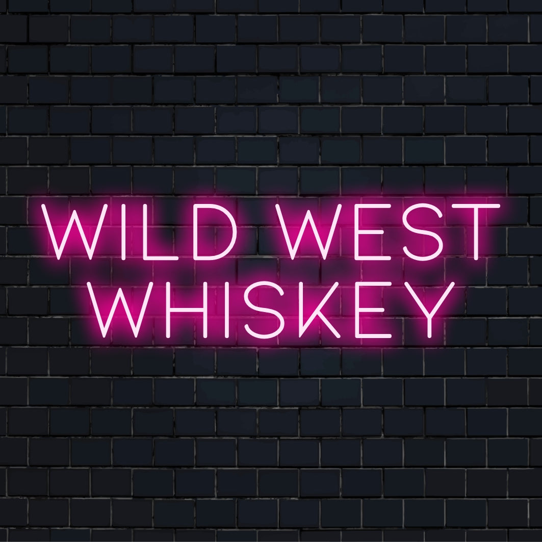 Anpassad LED-neonskylt som visar vilda västernwhisky med accent i klassisk västerländsk stil, perfekt neondekor för alla teman.