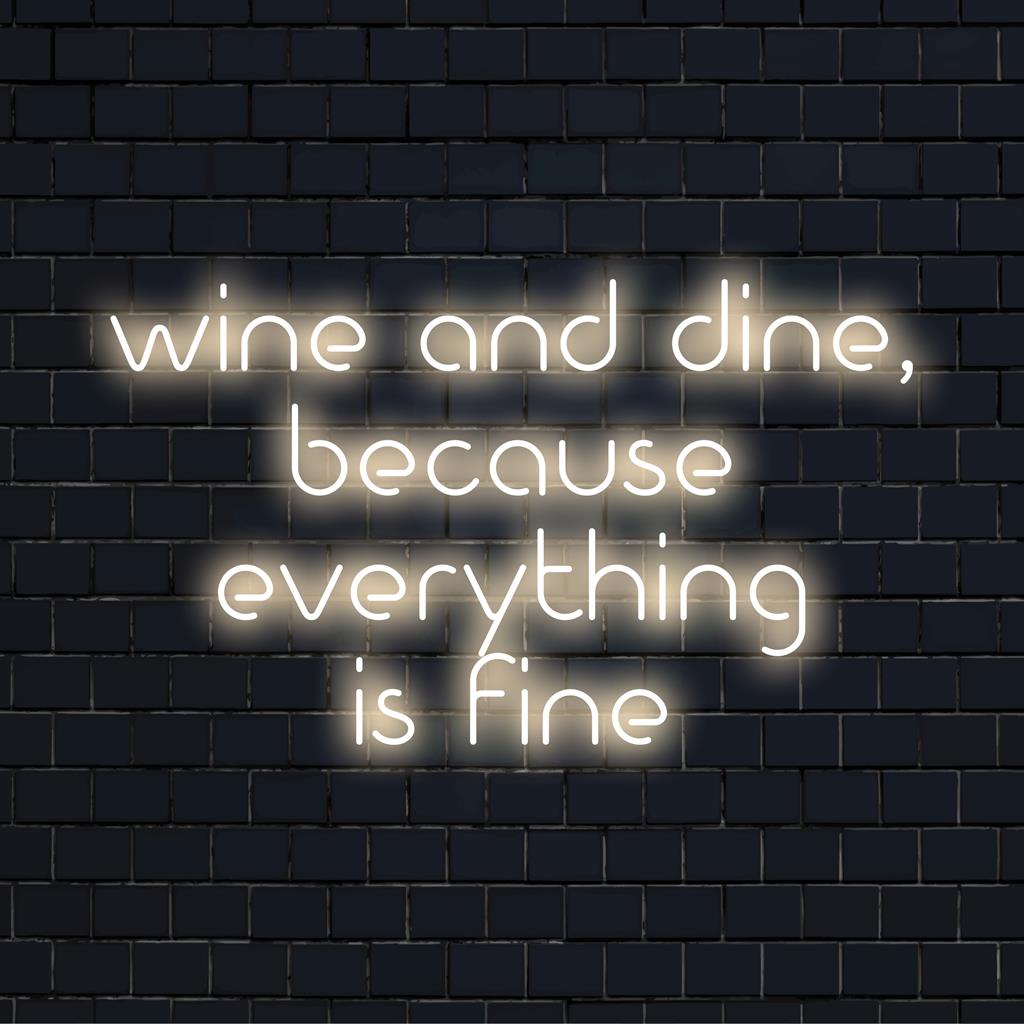 Anpassad LED-neonskylt som visar Wine And Dine, eftersom allt är bra i livfulla färger, perfekt för mysiga utrymmen.