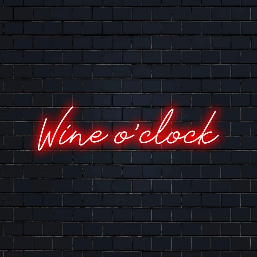 Upplyst Wine O'clock-skylt som ger en levande glöd till alla utrymmen, förkroppsligar anpassad LED- och neonljuskonst.