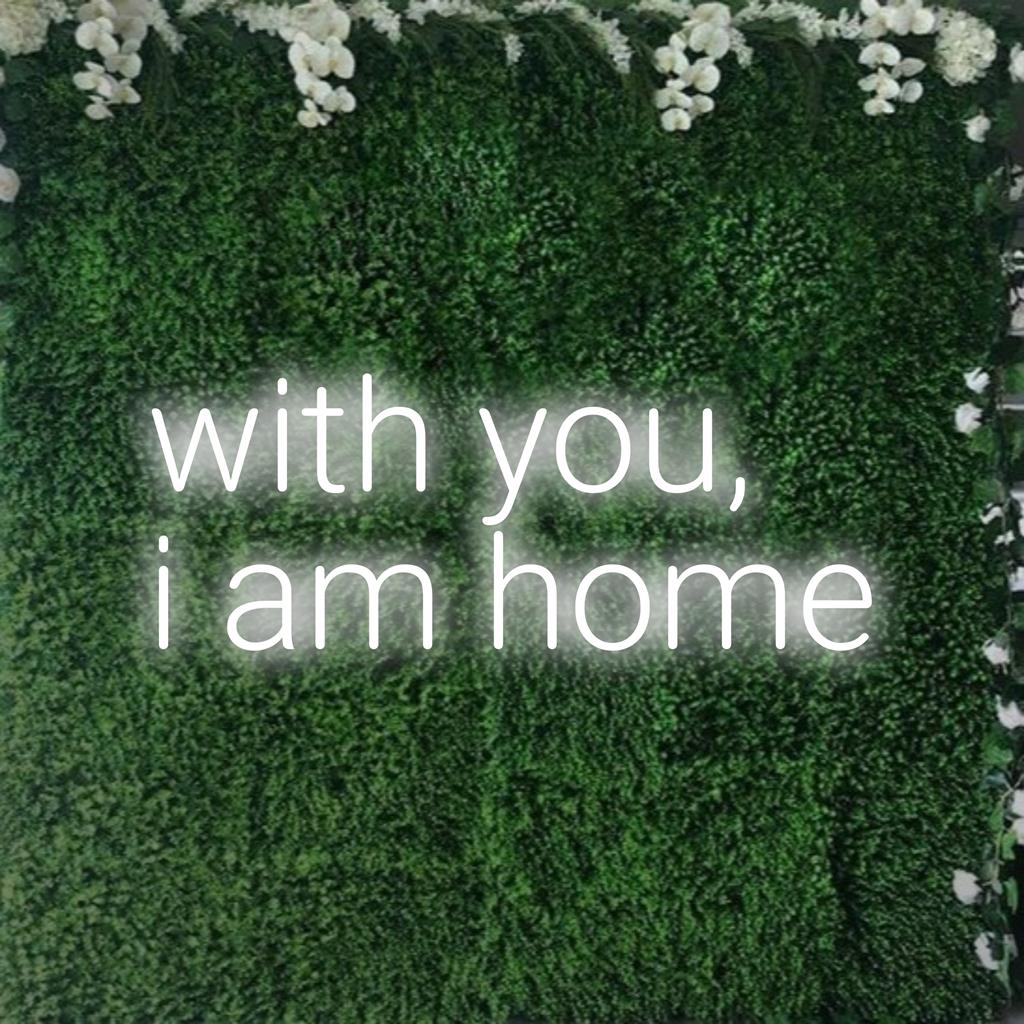 LED neonskylt med With You, I Am Home; perfekt personlig inredning som blandar känslor med glödande atmosfär.