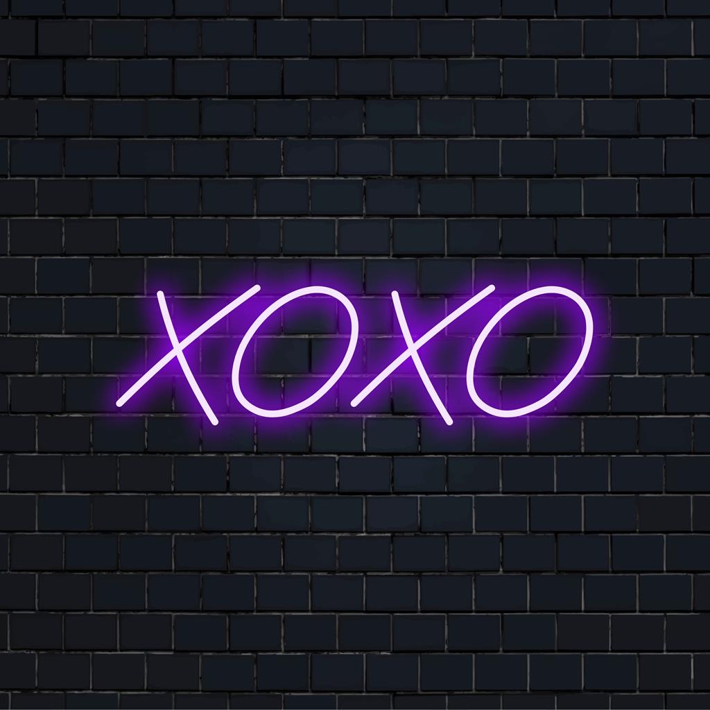 Anpassad LED neonskylt som läser XOXO med snygg design, perfekt för levande och modern inredning. Neonkonst, personlig hembelysning.