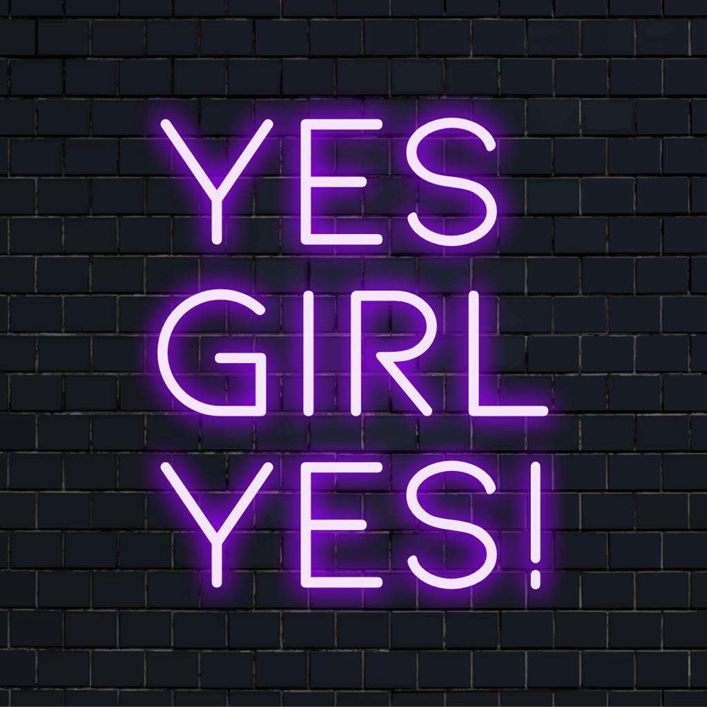 Anpassad LED-skylt som visar den bemyndigande frasen Yes Girl Yes! i ljus, energigivande neon. Perfekt för alla djärva utrymmen.