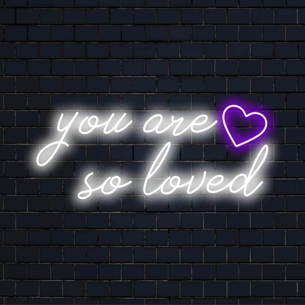 Du är så älskad neonskylt; levande LED-väggkonst som lyser upp varma, uppmuntrande ord. Perfekt för alla utrymmen som behöver höjas.