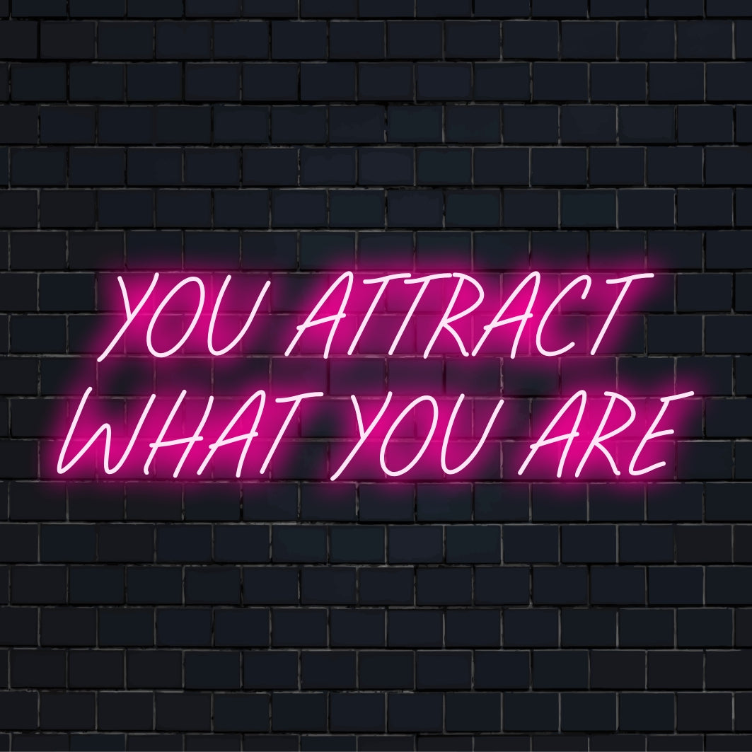 Skräddarsydd LED neonskylt med frasen You Atttract What You Are; en levande och inspirerande inredning.
