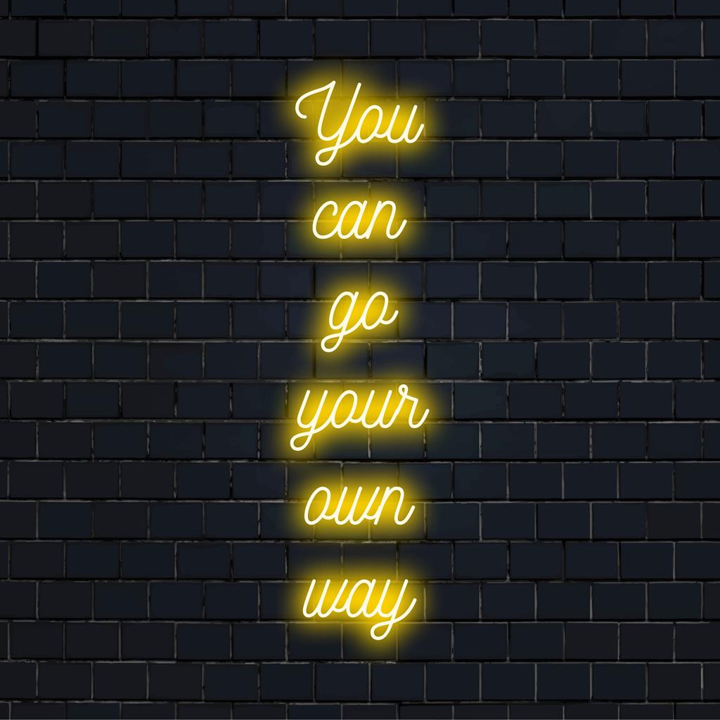 Skräddarsydd LED-neonskylt med den inspirerande frasen You Can Go Your Own Way, perfekt för att lägga till unik glöd till ditt utrymme.