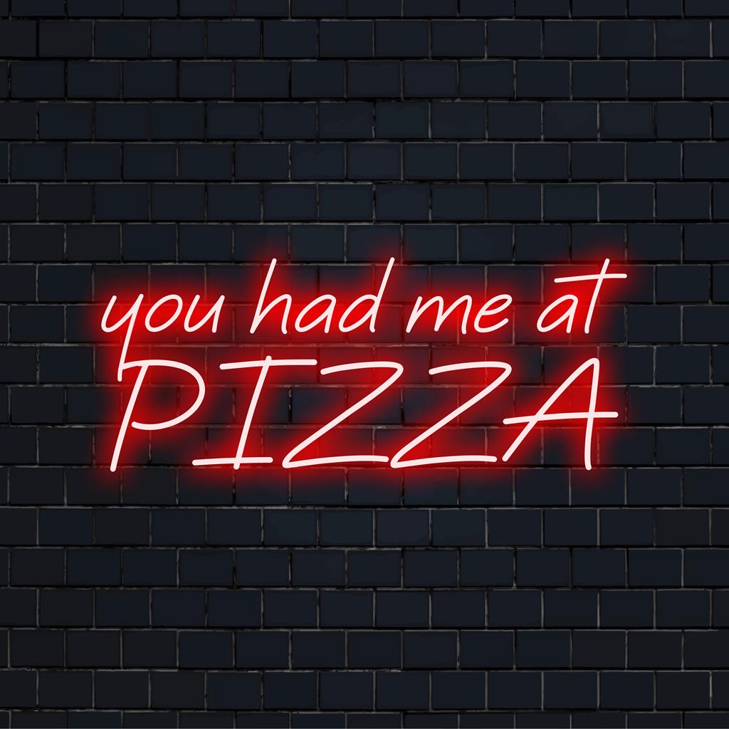 Anpassad LED-neonskylt: You Had Me At Pizza i livfulla neonfärger, perfekt för att sätta en rolig touch till alla utrymmen.