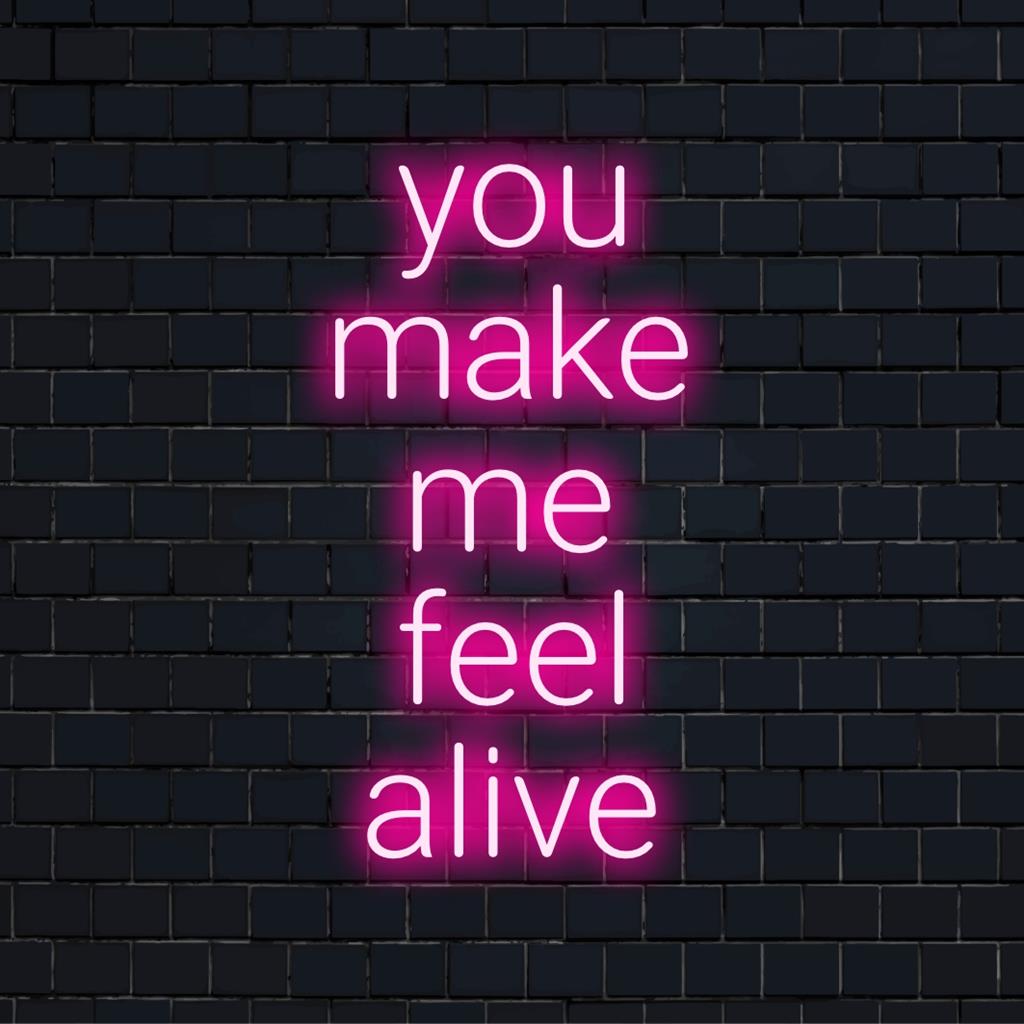Anpassad LED neonskylt stavning You Make Me Feel Alive i djärvt manus, glödande i livfulla färger mot en mörk bakgrund.