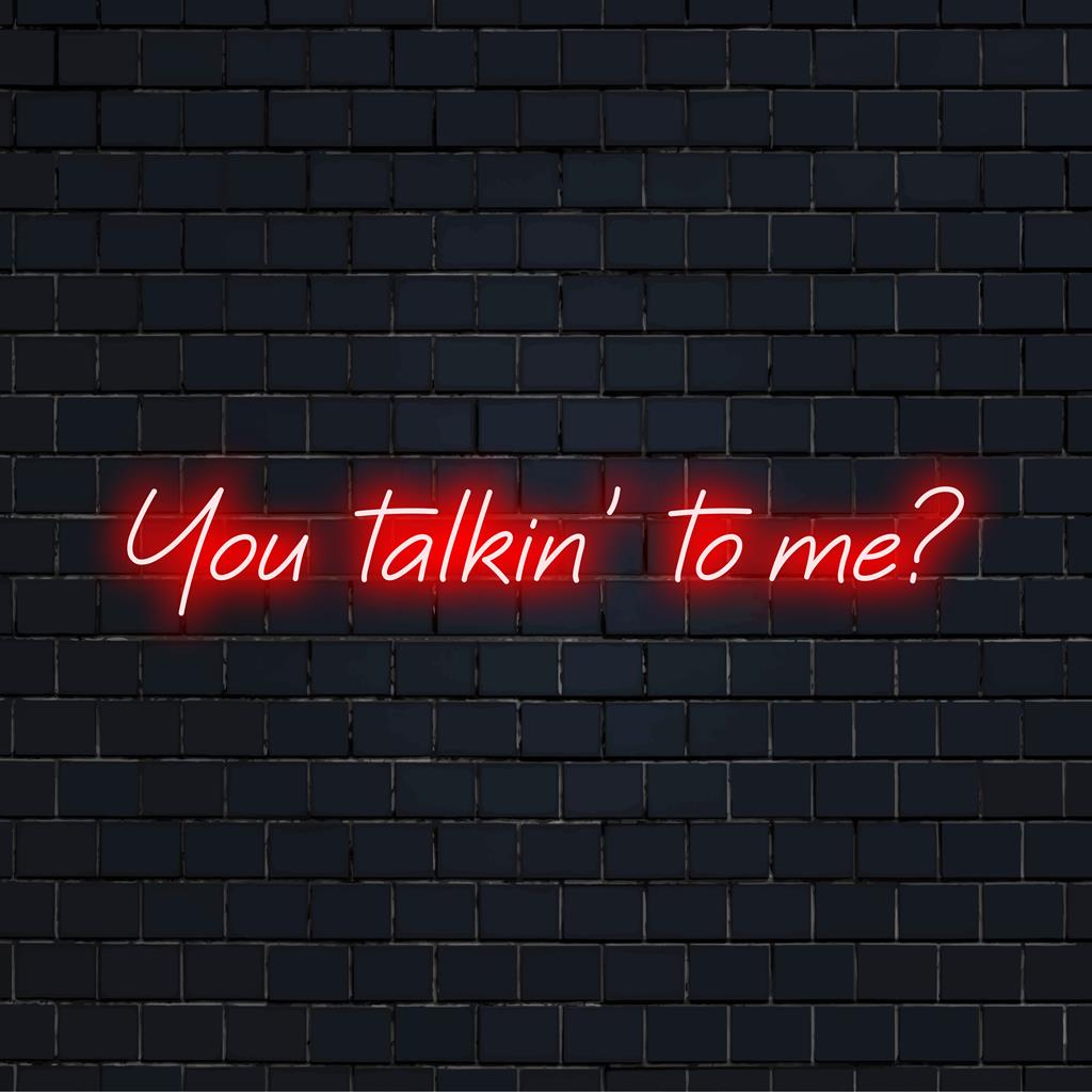 Fängslande LED-neonskylt med frasen You Talkin' To Me. En blandning av neonljusdekor och neoncitatkonst.
