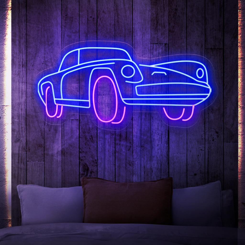En fängslande neonskylt som visar framifrån av en elegant och stilren bil. Neonljusen lyser upp bilens distinkta egenskaper och visar upp dess aerodynamiska design och moderna estetik.