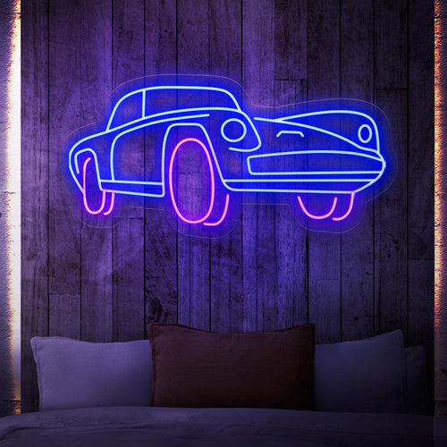En fängslande neonskylt som visar framifrån av en elegant och stilren bil. Neonljusen lyser upp bilens distinkta egenskaper och visar upp dess aerodynamiska design och moderna estetik.