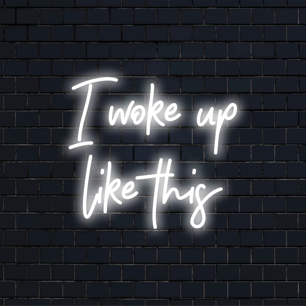 Anpassad LED-neonskylt med texten I Woke Up Like This, perfekt för att lysa upp alla rum med elegant, personlig neondekor.