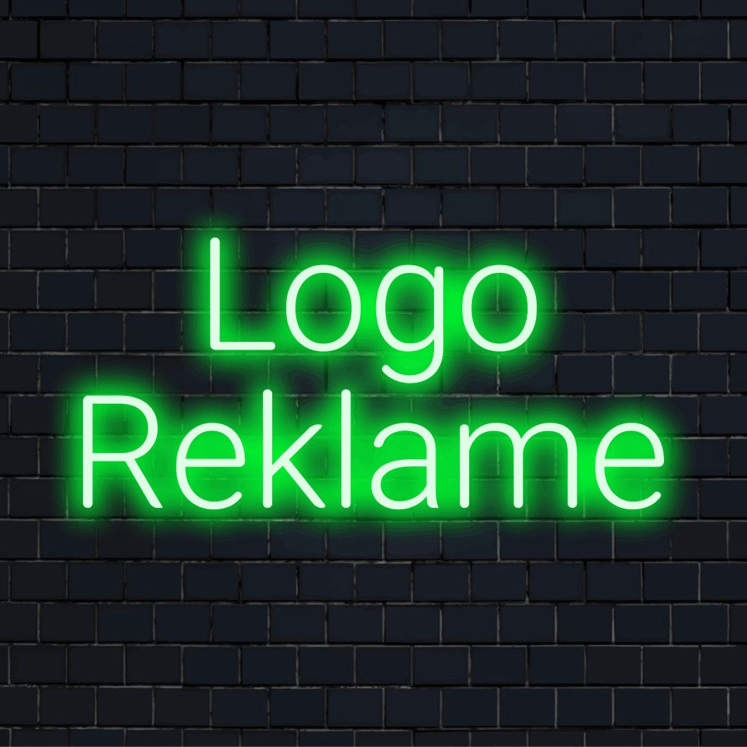 LED-Neonschild mit dem Design „Logo Reklame“ auf dunkler Ziegelwand