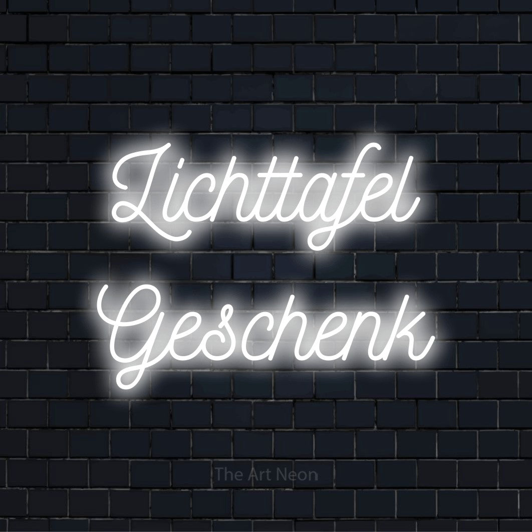 LED-Neonschild mit dem Text „Lichttafel Geschenk“ auf dunkler Ziegelwand