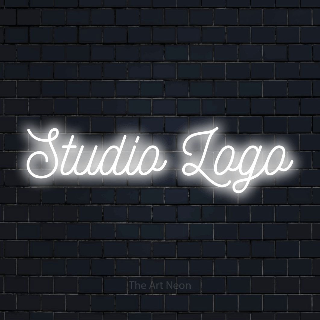 LED-Neonschild mit dem Design „Studio Logo“ auf dunkler Ziegelwand
