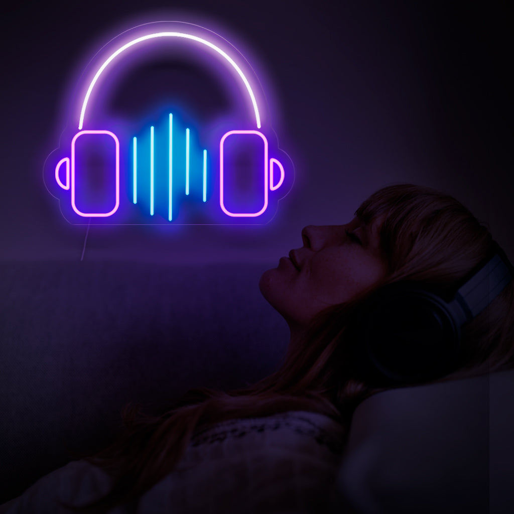 En livlig neonskylt med ett par hörlurar och ordet "musik" under