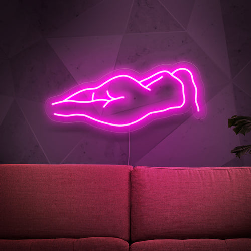 Den nakna kvinnans kroppsneonskylt är ett konstnärligt tillägg till inredningen, som utstrålar ett sensuellt och fängslande ljus.