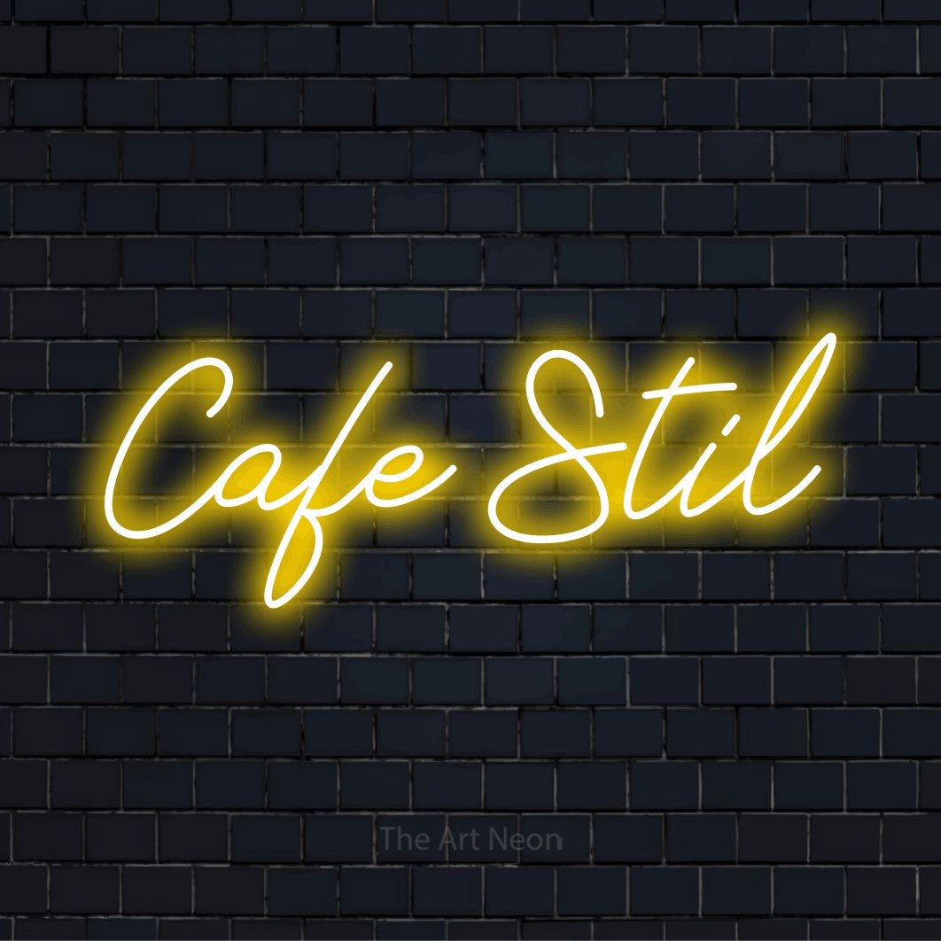 LED-Neonschild mit dem Text „Cafe Stil“ auf dunkler Ziegelwand