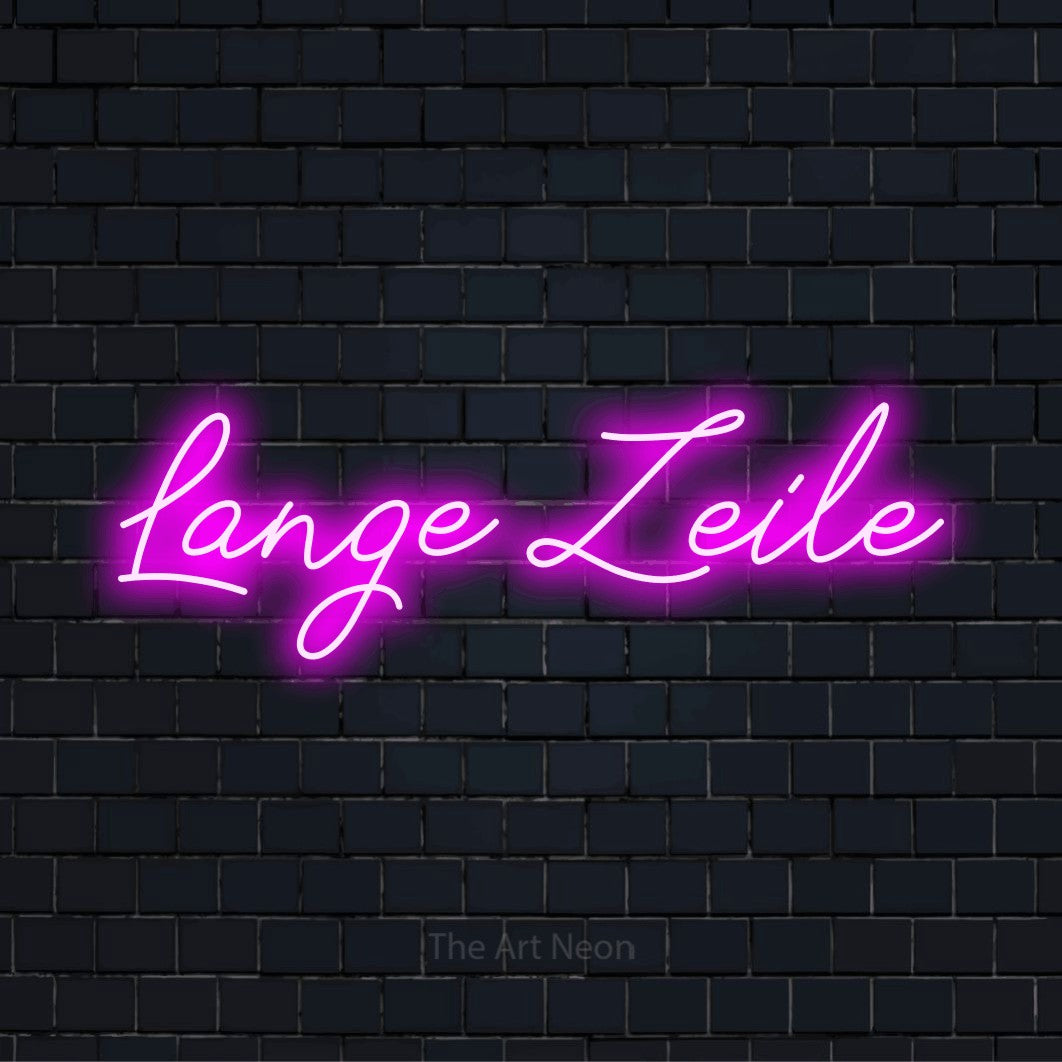 LED-Neonschild mit dem Text „Lange Zeile“ auf dunkler Ziegelwand
