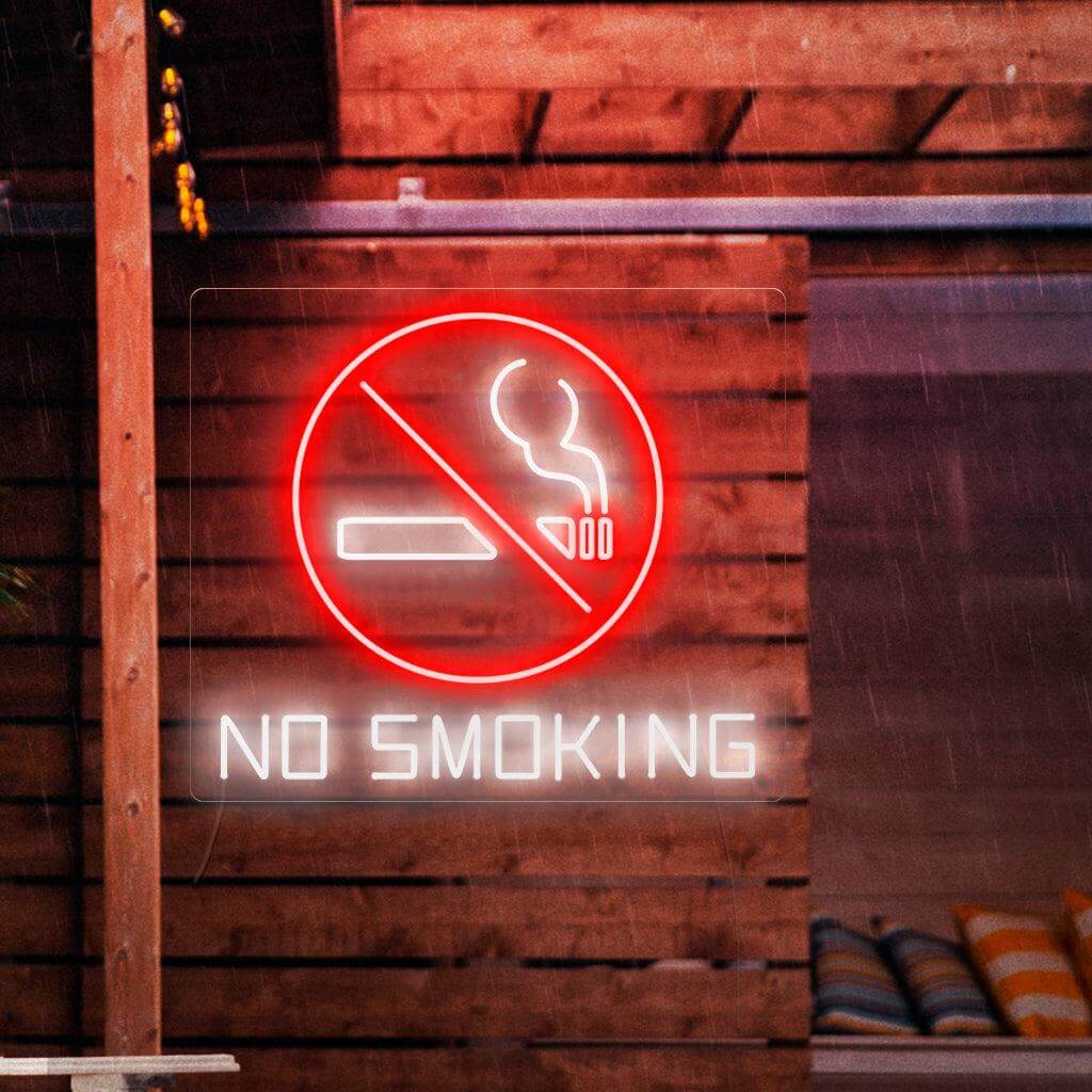 En slående neonskylt med en förbudssymbol med en tänd cigarett inuti, åtföljd av orden "Rökning förbjuden". 