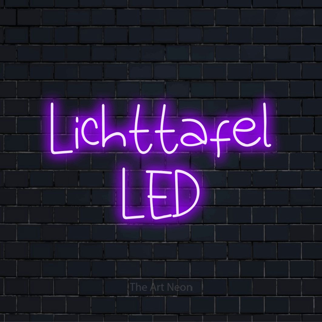 LED-Neonschild mit dem Text „Lichttafel LED“ auf dunkler Ziegelwand