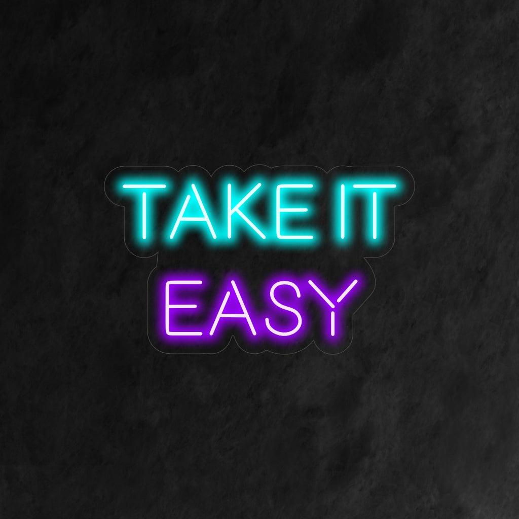 En enkel och fängslande neonskylt med frasen "Take It Easy". Det utstrålar en avkopplande, lugnande och kyld atmosfär