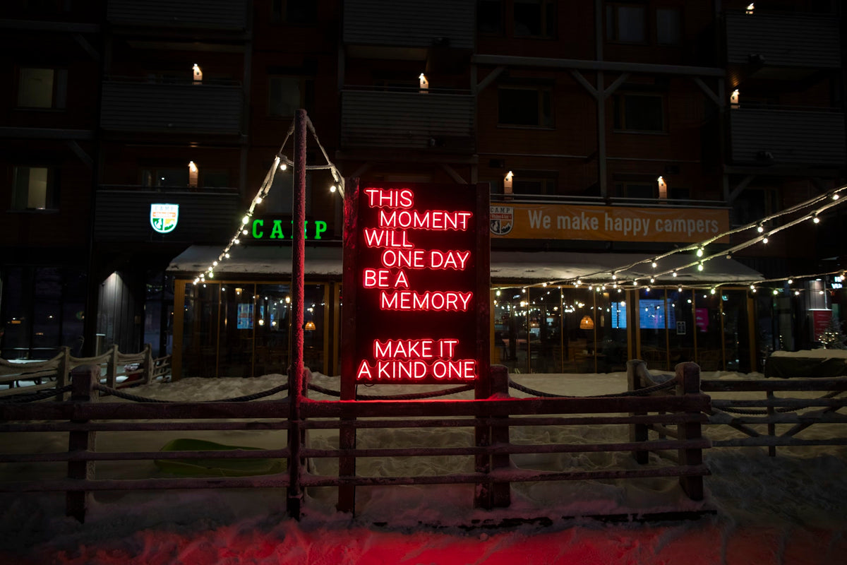 LED-neoninstallation med text utomhus på Ruka Polar Night Light Festival i Finland