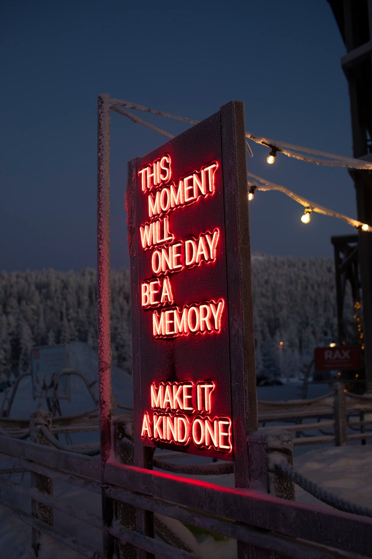 LED-neoninstallation med text utomhus på Ruka Polar Night Light Festival i Finland