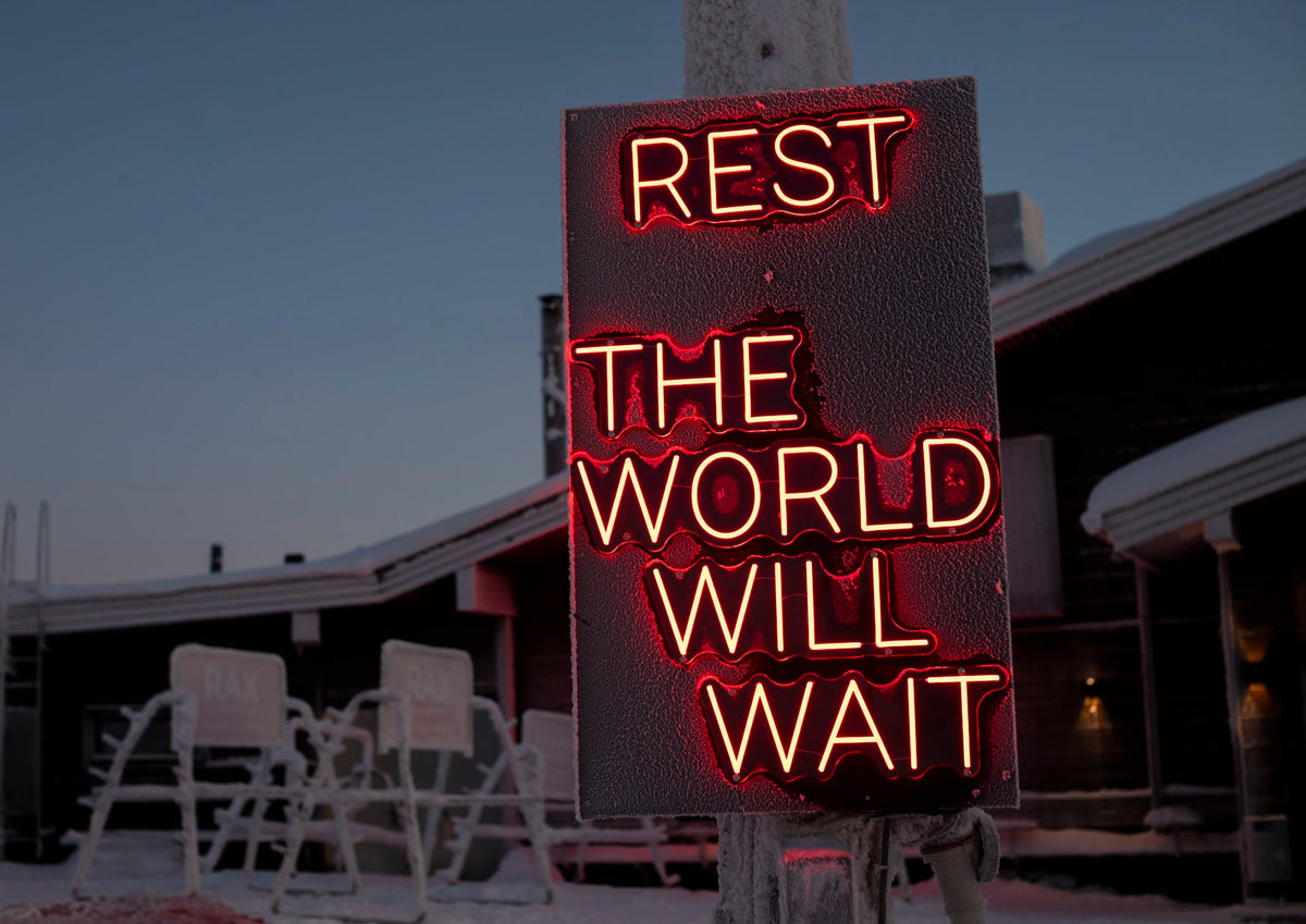 LED-neoninstallation med text utomhus på Ruka Polar Night Light Festival i Finland