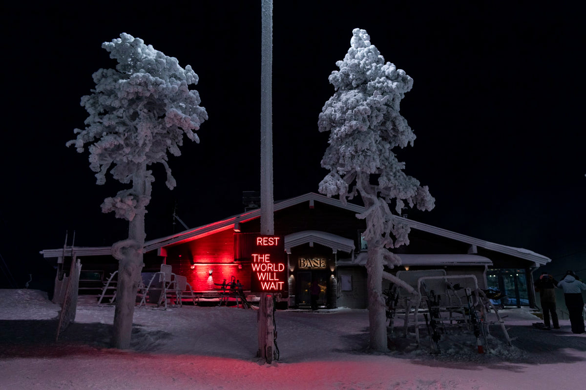 LED-neoninstallation med text utomhus på Ruka Polar Night Light Festival i Finland