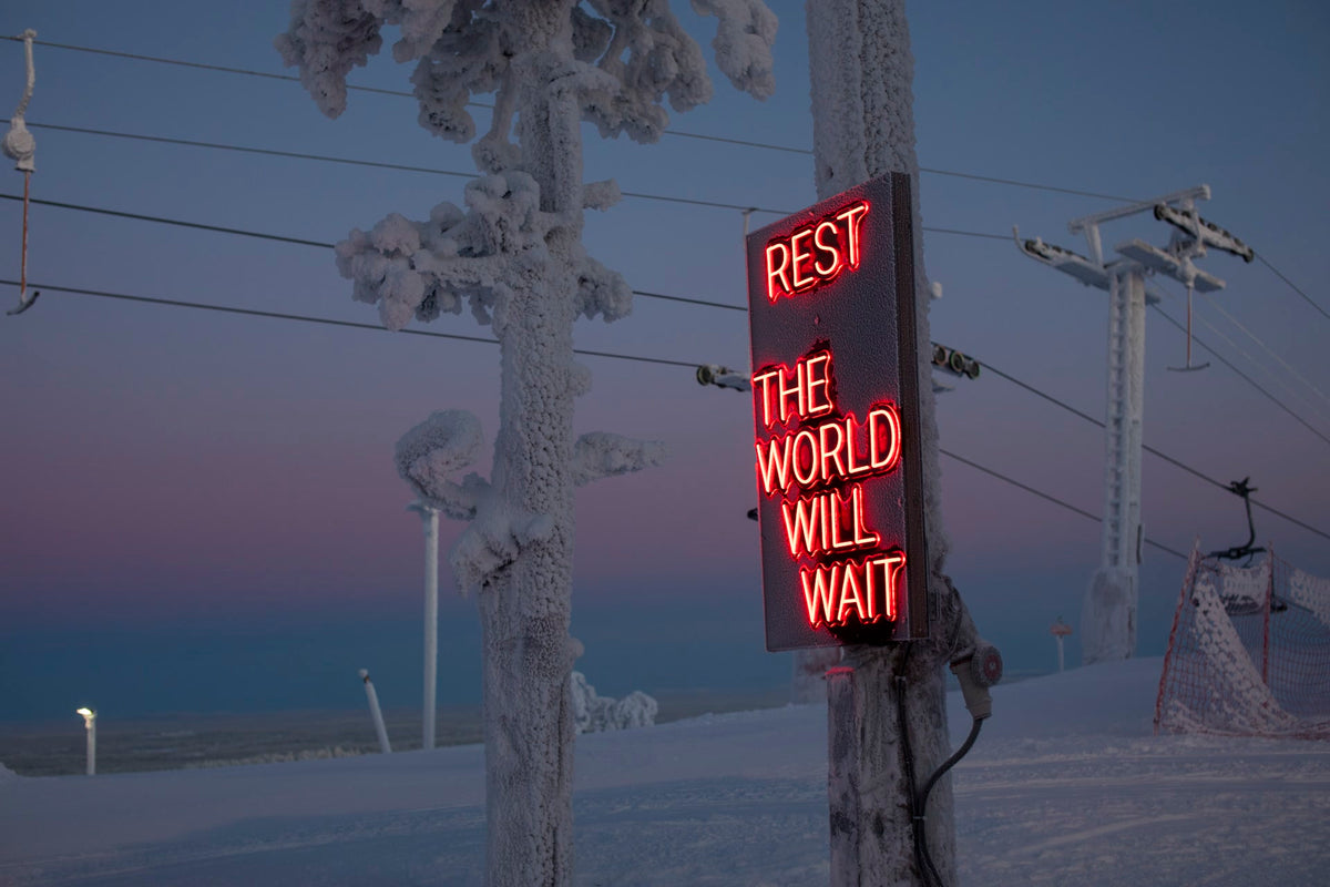 LED-neoninstallation med text utomhus på Ruka Polar Night Light Festival i Finland