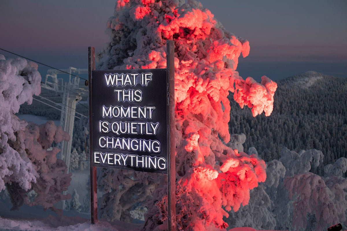 LED-neoninstallation med text utomhus på Ruka Polar Night Light Festival i Finland
