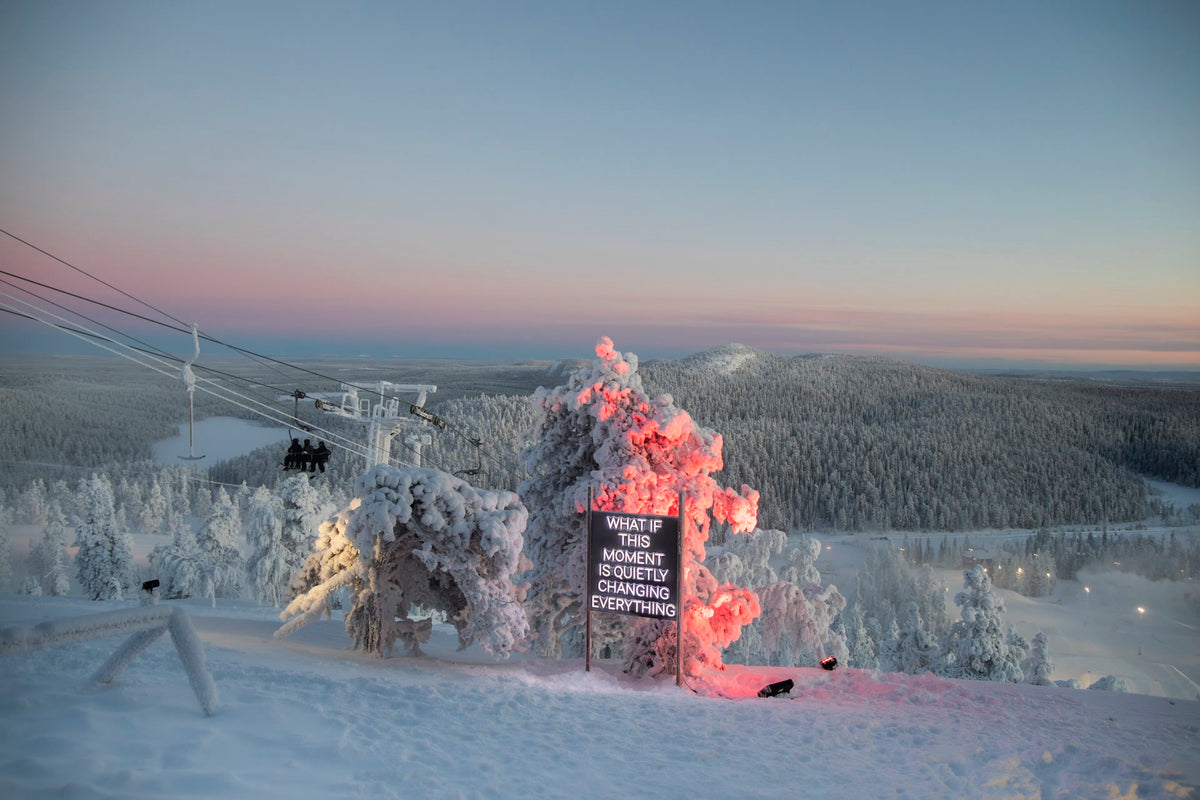 LED-neoninstallation med text utomhus på Ruka Polar Night Light Festival i Finland
