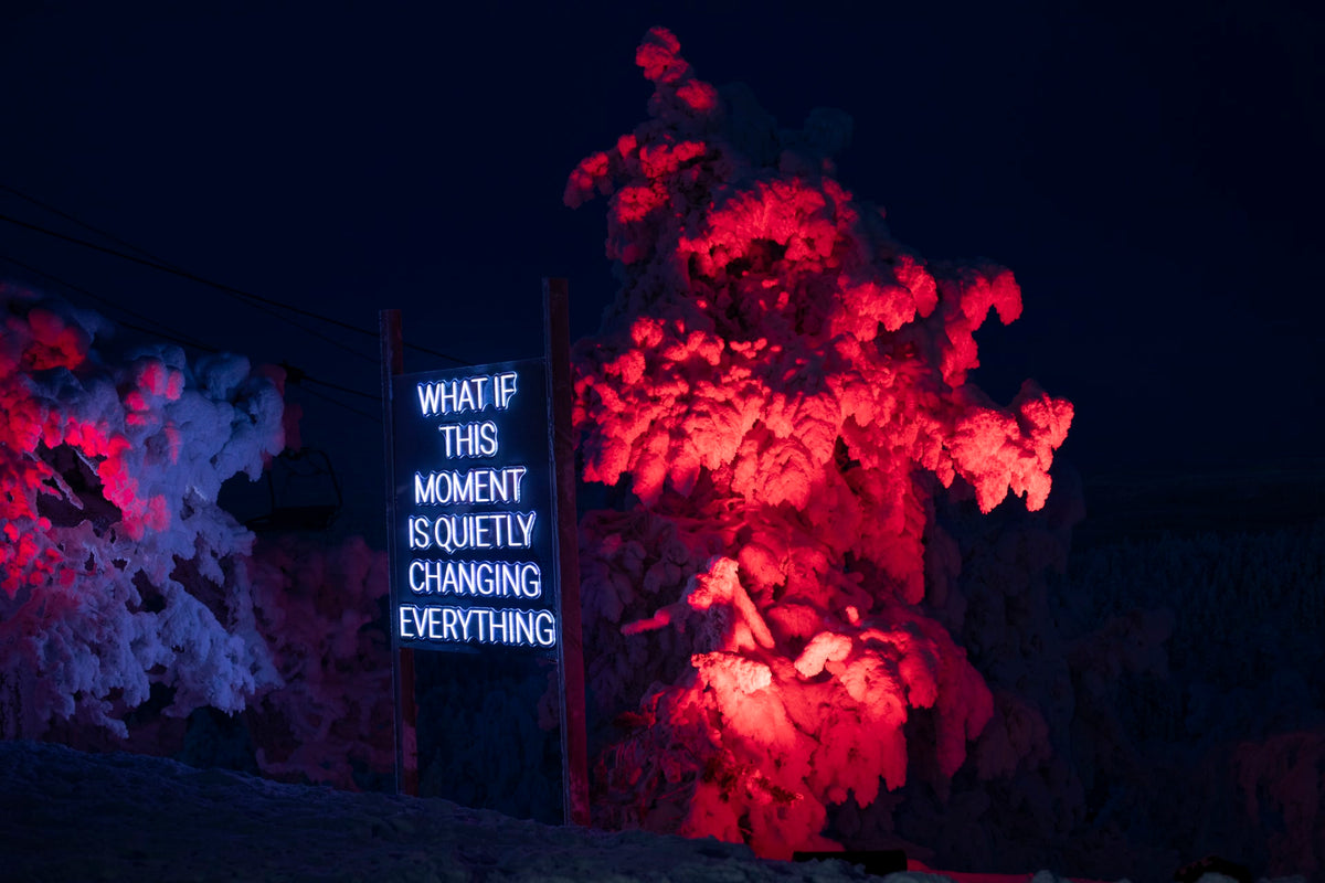 LED-neoninstallation med text utomhus på Ruka Polar Night Light Festival i Finland
