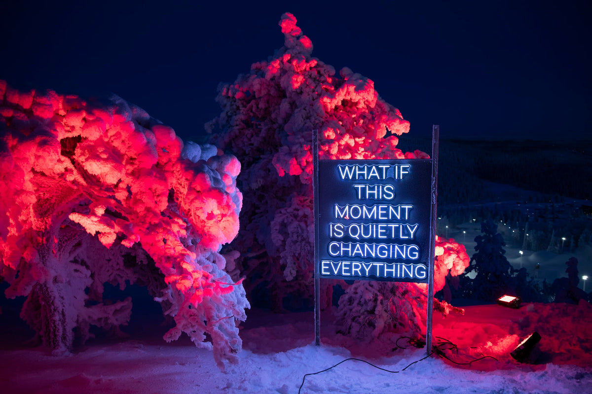 LED-neoninstallation med text utomhus på Ruka Polar Night Light Festival i Finland