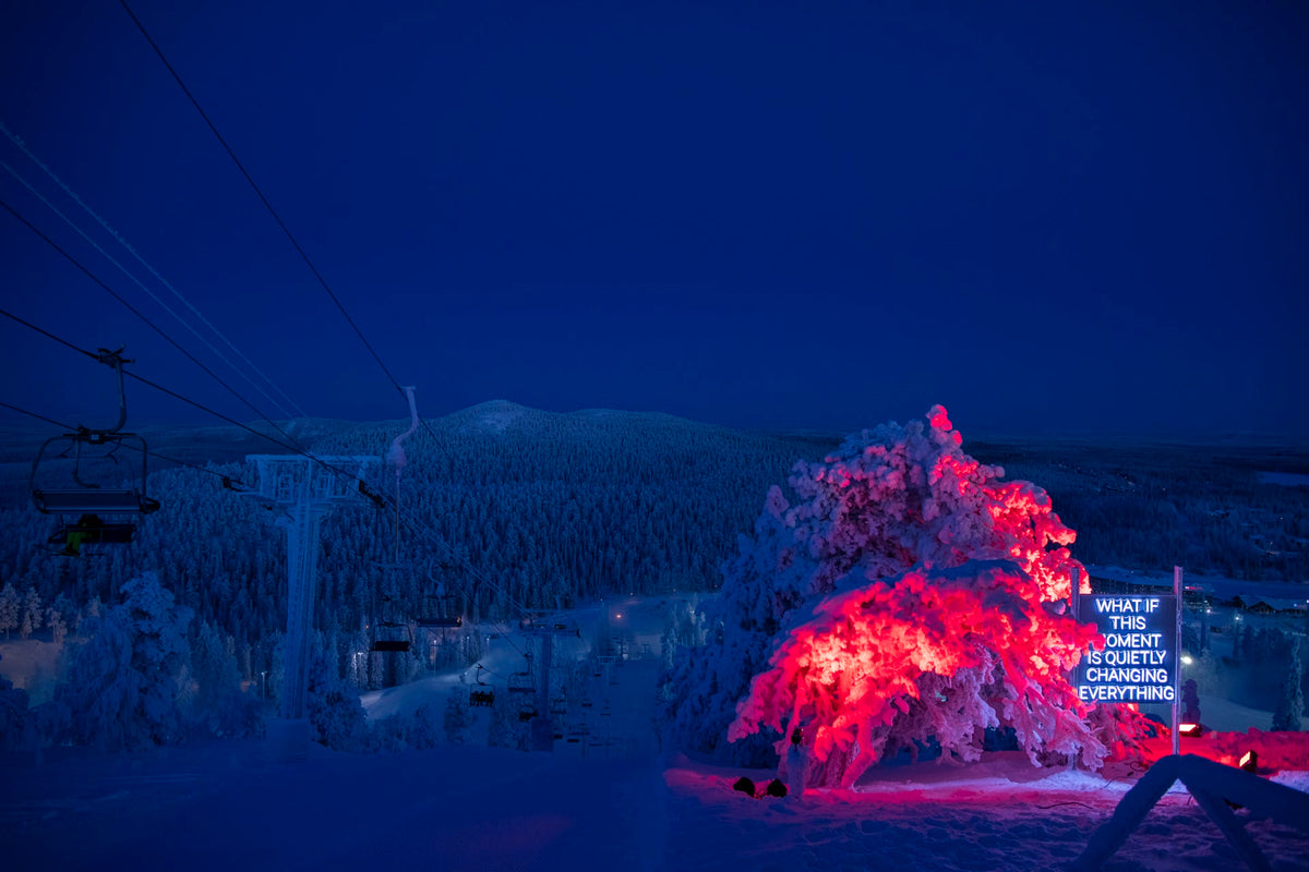 LED-neoninstallation med text utomhus på Ruka Polar Night Light Festival i Finland