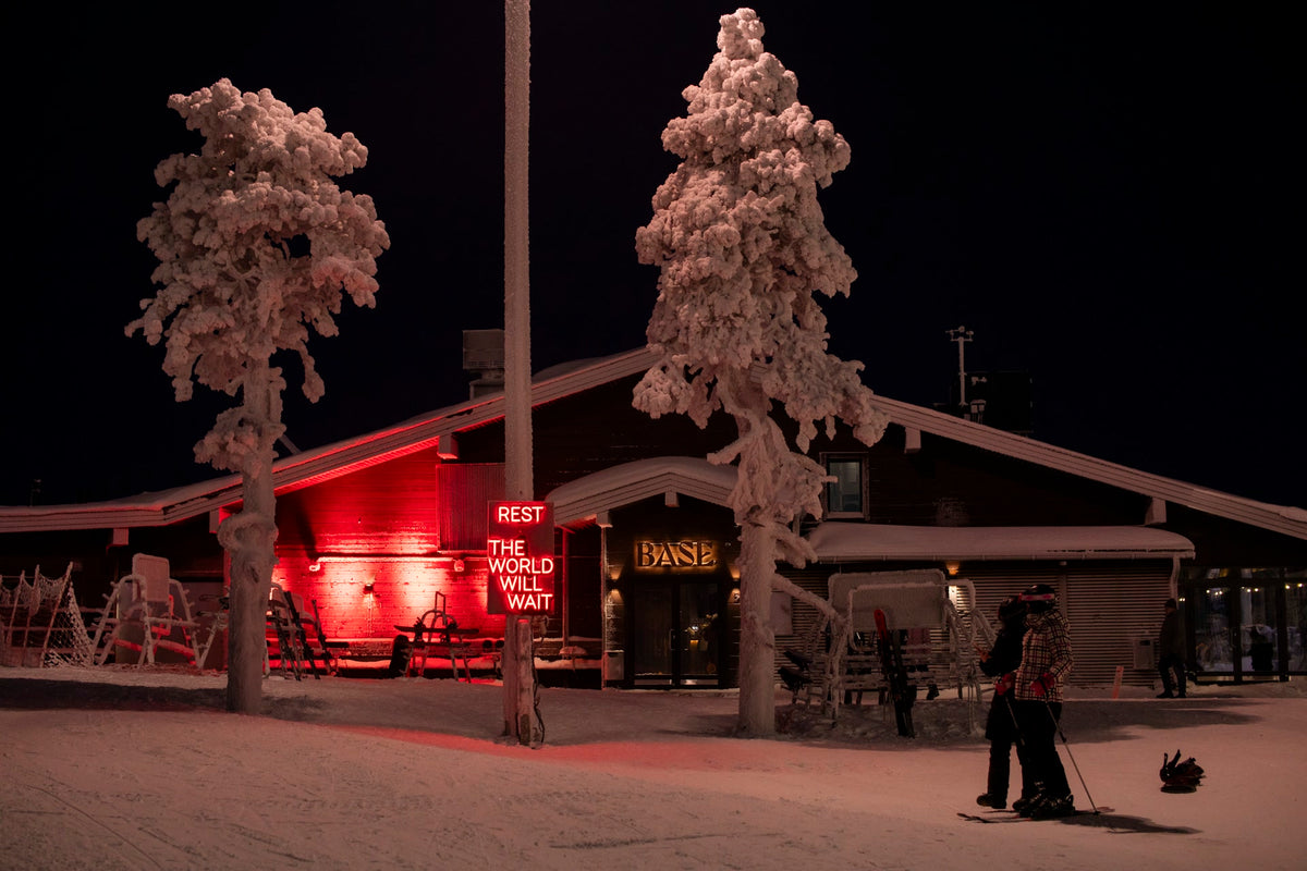 LED-neoninstallation med text utomhus på Ruka Polar Night Light Festival i Finland